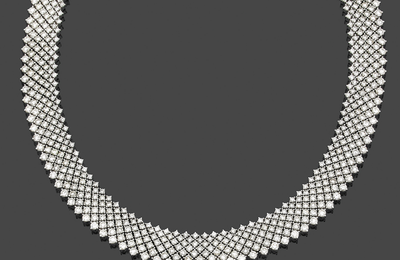 Collier ruban souple et dessinant un tissu d'or gris orné de 7 rangs de diamants ronds en chute