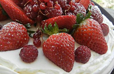 Pavlova printanière aux fruits rouges ... {dessert de Pâques ? }