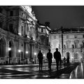 Paris la nuit, le Palais du Louvre s'habille de lumière