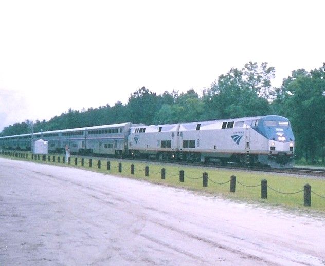 Amtrak's Auto Train passing the Railfan platform in Folkston (auteur/author Jason Trew Photo, 16 juillet 2005)