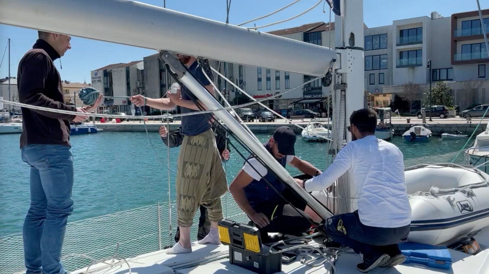 Umag (Croatie), réparation de l'enrouleur de grand-voile, 20 avril 2022 
