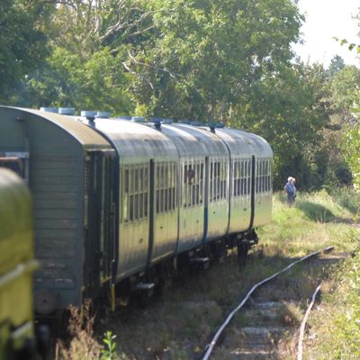 Remise en tête à Portbail, dépassement des voitures voyageurs