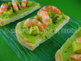 Bruschetta à la purée d'avocat et aux crevettes