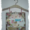 PLAQUE SHABBY ET SON CINTRE