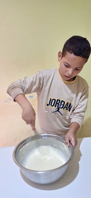 Une petite équipe de pâtissiers fait des baghrir بغرير au temps d'accueil ce lundi à O.T.