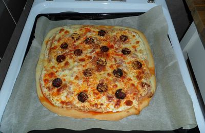 Pizza au chorizo, lardons, fromage