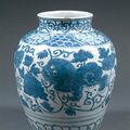 Chine, dynastie Ming, époque Wanli (1573-1619), deux jarres et une coupe Bleu et Blanc