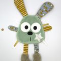 Doudou lapin vert jaune gris