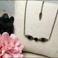 Collier fantaisie, perles cubes noires, chaine bronze, bijou mode rétro vintage 