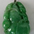 Pendentif en jade , bélière en or sertie d'un brillant.