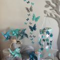 Décoration chambre bébé turquoise caraïbe, bleu pétrôle/bleu canard, gris et blanc : étoiles, papillons et moulins à vent