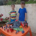 Les garçons ont repris leurs habitudes: ils ont retrouvé les playmobils!!