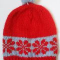 Bonnet rouge et bleu ciel, accessoire indispensable de l'hiver