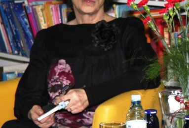 Erika Vouk (1941 -) : « Mur blanc qui s’effrite... » / « Bel kršni zid... »