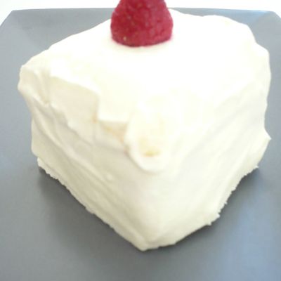 Gâteau aux framboises et chocolat blanc ou Bûche blanche