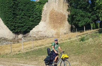 D'Arromanches à Bressuire : le pédaleur en kilt