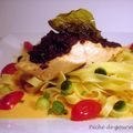 Pavé de saumon vapeur à la tapenade, sauce au poivron rouge