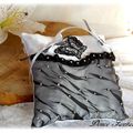 Coussin d'alliance en satin noir et blanc papillon strass organza porte alliance mariage