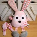 Doudou lapin et son attache doudou rose gris