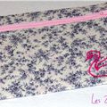 Trousse plate brodée avec cygne rose