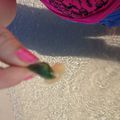 Un bulot et une méduse échoué sur la plage