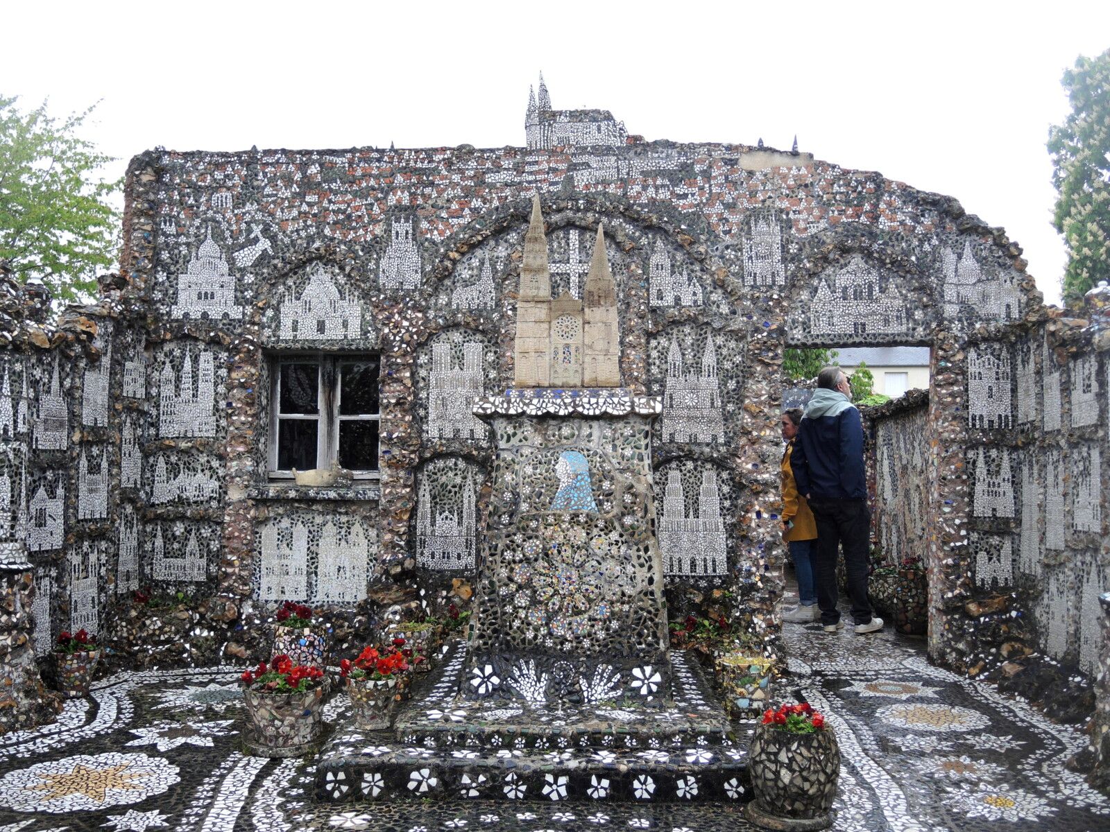 Chartres, Maison Picassiette, la cour noire, les cathédrales (28)