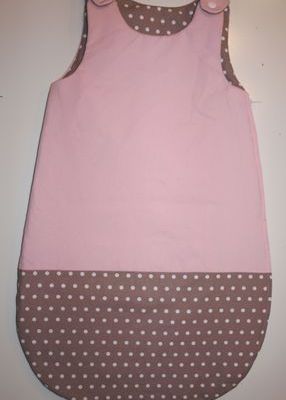 Turbulette en piqué de coton rose et coton chocolat à pois blanc, triplure polaire, taille 0-6 mois, 3 euros