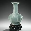 Rare vase en porcelaine à glaçure de type guan , Marque et époque Jiaqing