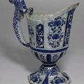  Hanap, faience bleue et blanche de Rouen, décor floral, époque 18e siècle. 