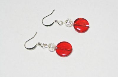 Boucles rouge ronde plate et petite perle argentée