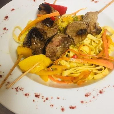 Brochettes de boeuf, curry de tagliatelles et carottes au lait de coco