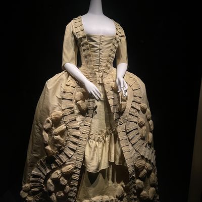 ..visite du musée du costume "Fragonard" en Arles.partie 1..