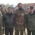 Le Président de la République du Haut-Karabakh et le commandant des troupes russes contrôlent la réouverture d'une route.