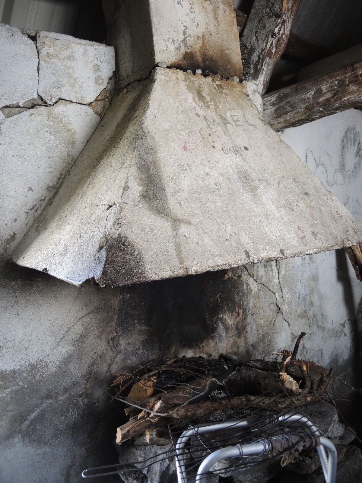 Lac d'Ourrec, cabane, intérieur, cheminée (65)
