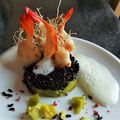 Gambas flambées et son écume de crème de genievre de loos, fondu de poireau et riz noir 