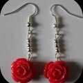 Boucle d'oreille Fleur rouge et perle grise