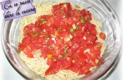 SPAGHETTIS AUX TOMATES FRAÎCHES ET BASILIC