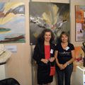 josette karsenti devant ses toiles avec christine Etchevers à Cannes
