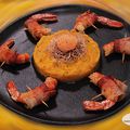 Gambas lardées, purée de potimarron aux noisettes, radicelles de poireaux et jaunes d’œufs confits