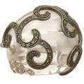 Importante bague en cristal de roche, ornée de roses et émeraudes.
