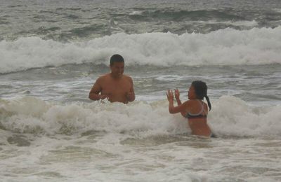 Dimanche 16 août...Dernier après-midi à San Joao.Nathan et Juliane dans les vagues pendant que Didier s'essaye au surf