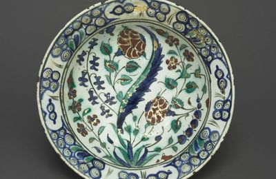 Gilded Dish with Flowers and Leaves, c. 1590, Turkey, Iznik, Ottoman period (1299–1922)