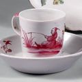 Tasse et sa sous-tasse en camaïeu rouge, décor au chinois