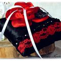 Coussin d'alliances en satin rouge et noir papillon dentelle porte alliance mariage