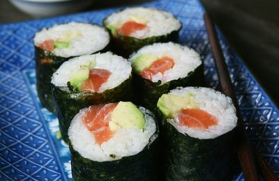 Maki saumon-avocat avec étapes et astuces 