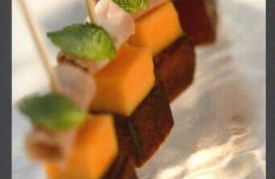 Les brochettes de gros cubes de pastèque au caramel balsamique,roulé de porc cuit et melon.