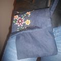 Pochette en jean avec broderie