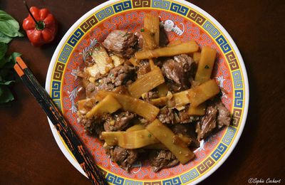 Boeuf sauté au basilic thaï et pousses de bambou