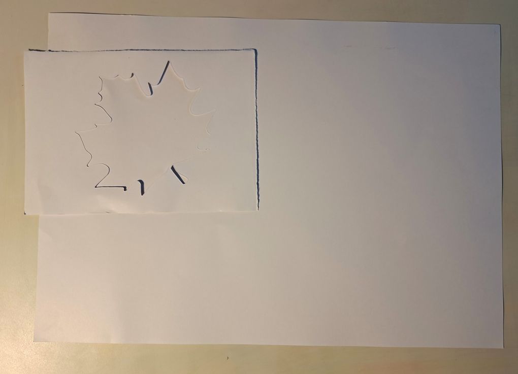 Avec la grande feuille d'arbre