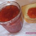 Confiture de pêches aux bananes et aux framboises